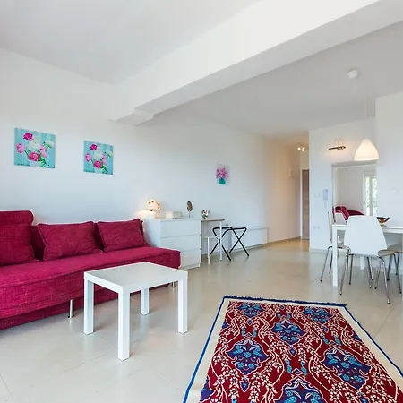 Ria Apartment *